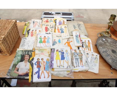 A LARGE ASSORTMENT OF VARIOUS VINTAGE DRESS AMKERS PATTERNS 