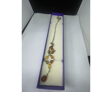 A SILVER AND AMBER NECKLACE AND BROOCH IN A PRESENTATION BOX 