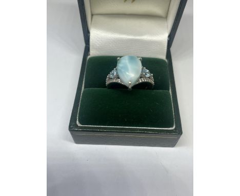 A SILVER DRESS RING IN A PRESENTATION BOX 