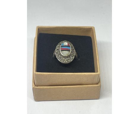 A SILVER DRESS RING IN A PRESENTATION BOX 