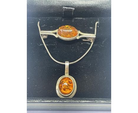 A SILVER AND AMBER NECKLACE AND BROOCH IN A PRESENTATION BOX 
