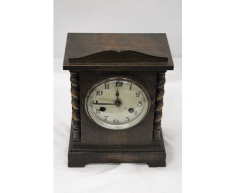 A VINTAGE OAK CASED MANTLE CLOCK 