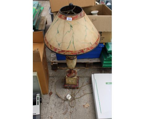 A LARGE ORNATE AND DECORATIVE TABLE LAMP WITH SHADE 