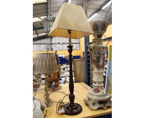 A LARGE MAHOGANY TABLE LAMP WITH BARLEY TWIST COLUMN, WITH SHADE 