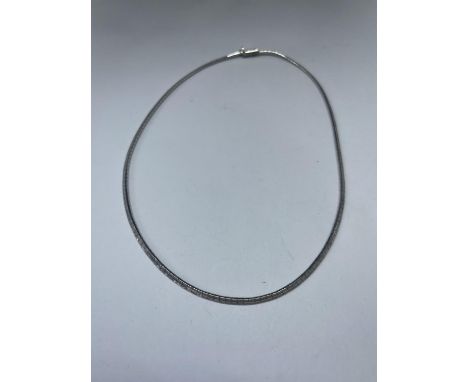 A SILVER CHOKER NECKLACE 