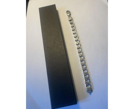 A HEAVY SILVER WRIST CHAIN WITH A PRESENTATION BOX 
