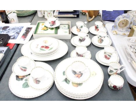 A QUEEN'S, 'HOOKERS FRUIT', THE ROYAL HORTICULTURAL SOCIETY COLLECTION, TO INCLUDE PLATES, A SERVING PLATE, CAKE PLATE, CUPS,