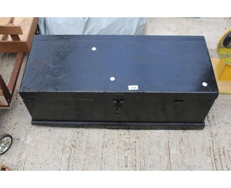 A VINTAGE PAINTED WOODEN TOOL CHEST WITH INTERNAL COMPARTMENTS 
