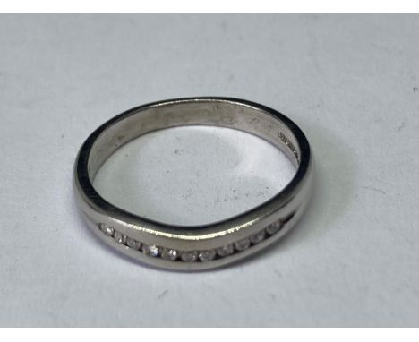 A 9 CARAT WHITE GOLD RING WITH IN LINE DIAMONDS SIZE K 