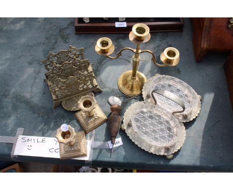 AN ASSORTMENT OF VINTAGE ITEMS TO INCLUDE A DECANTER LABEL, A BRASS LETTER RACK AND CANDLESTICKS ETC 