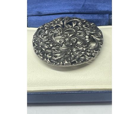 A SILVER BROOCH IN A PRESENTATION BOX 