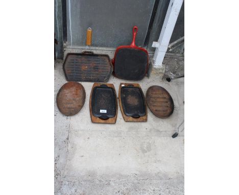 AN ASSORTMENT OF CAST IRON SKILLET PANS 