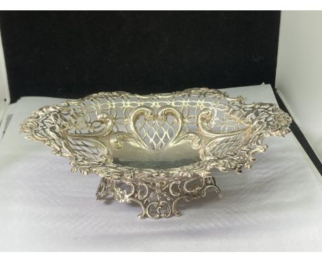 A HALLMARKED LONDON SILVER PIERCED DISH GROSS WEIGHT 122 GRAMS 