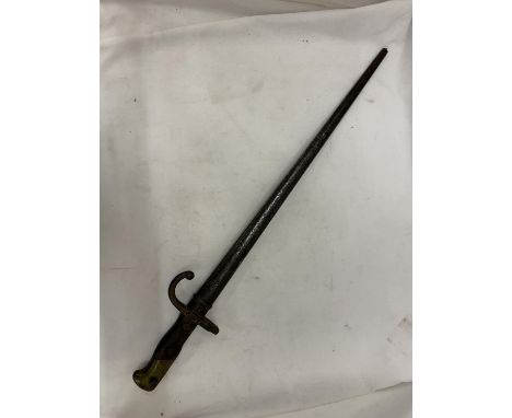 A VINTAGE BAYONET WITH A BRASS AND WOOD HANDLE 