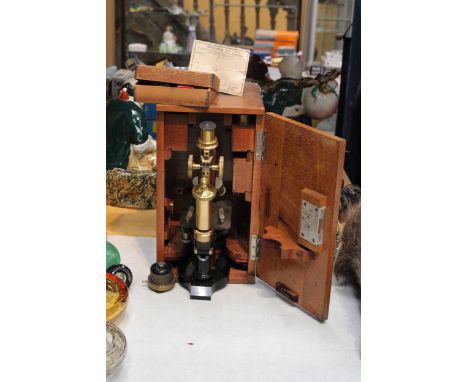 AN ANTIQUE E. LEITZ WETZIAR OPTICAL SCIENCE INSTRUMENT MICROSCOPE NO. 76905 IN A MAHOGANY CASED BOX WITH DOVETAIL HINGES AND 