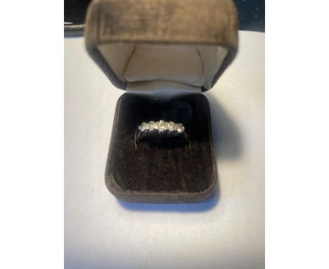 A SILVER AND 9 CARAT GOLD RING WITH FIVE IN LINE CLEAR STONES IN A PRESENTATION BOX 
