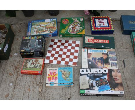AN ASSORTMENT OF VINTAGE AND RETRO BOARD GAMES 