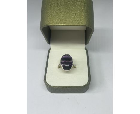 A SILVER RING WITH AN OVAL BLUE JOHN STONE IN A PRESENTATION BOX 