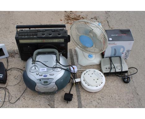 AN ASSORTMENT OF ITEMS TO INCLUDE A GRUNDIG RADIO, A RETRO HITACHI RADIO AND A FAN ETC 