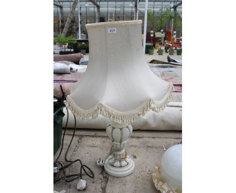 A DECORATIVE TABLE LAMP WITH SHADE 