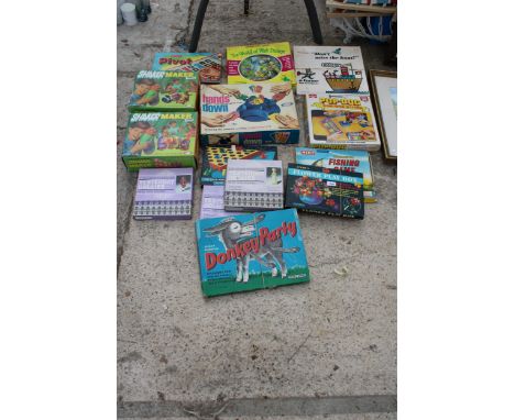 AN ASSORTMENT OF VINTAGE AND RETRO BOARD GAMES 