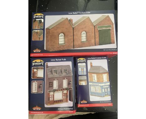 THREE OO GAUGE SCENECRAFT BY BACHMANN MODEL BUILDINGS TO INCLUDE A LOW RELIEF FACTORY SIDE, PUB AND CORNER CAFE 