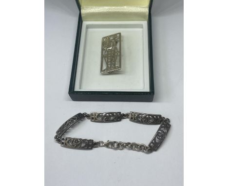 A SILVER MACINTOSCH BRACELET AND BROOCH IN A PRESENTATION BOX 
