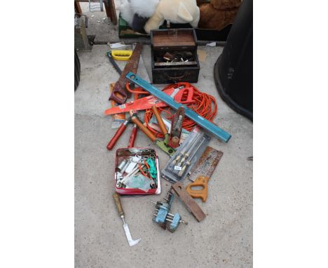 AN ASSORTMENT OF TOOLS TO INCLUDE WOOD PLANES, A VICE AND SPANNERS ETC 