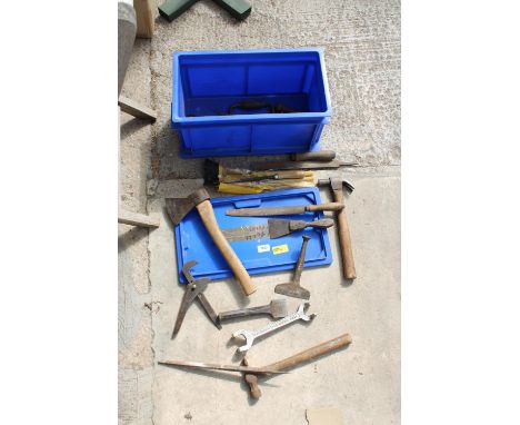 AN ASSORTMENT OF TOOLS TO INCLUDE CHISELS, AN AXE AND A BRACE DRILL ETC 