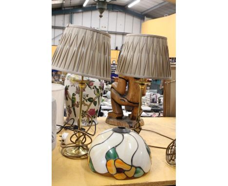 A PAIR OF BRASS TABLE LAMPS WITH SHADES PLUS A TIFFANY STYLE LIGHT SHADE 