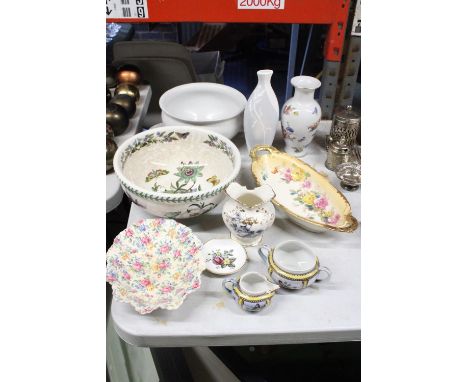 A MIXED LOT TO INCLUDE A LARGE PORTMEIRION BOWL, A FENTON JUG, A ROYAL WORCESTER TRINKET DISH PLUS A GLASS BOWL ETC 