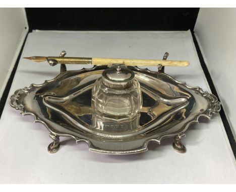 A HALLMARKED BIRMINGHAM SILVER INKWELL SET WITH GLASS BOTTLE (LID A/F) AND A PEN 