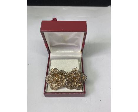 A PAIR OF SILVER EARRINGS IN A PRESENTATION BOX 