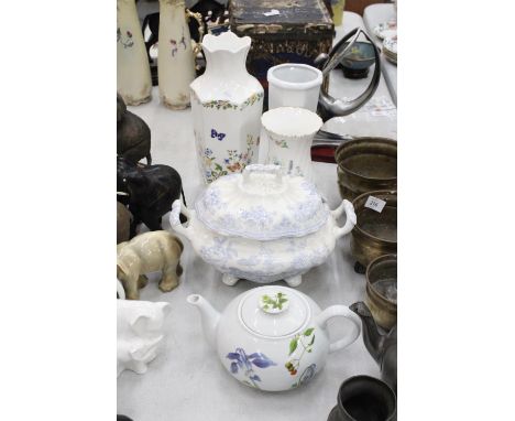 A QUANTITY OF CERAMICS TO INCLUDE TWO LARGE AYNSLEY VASES, A VINTAGE BLUE AND WHITE LIDDED TUREEN AND A TEAPOT 