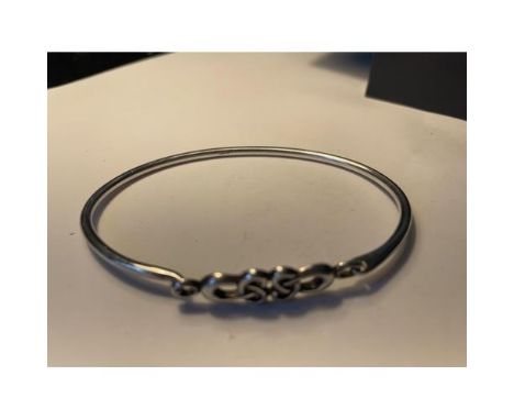 A CELTIC SILVER BANGLE IN A PRESENTATION BOX 