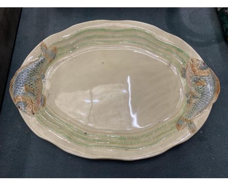 A CLARICE CLIFF PLATTER WITH FISH DESIGN, 38CM X 26CM 