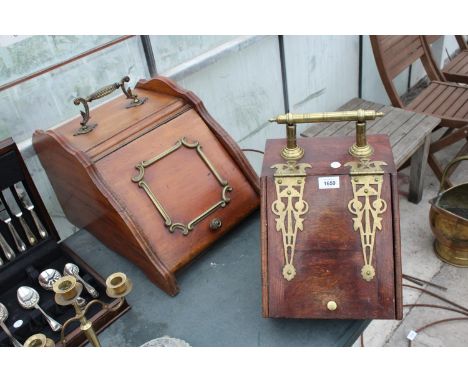 TWO VINTAGE WOODEN OAK PERDONIUMS WITH BRASS DETAIL 