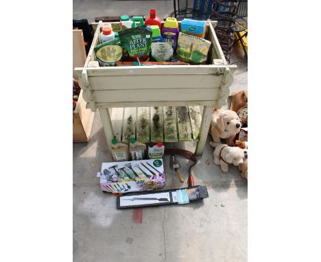 A WOODEN TROUGH PLANTER AND AN ASSORTMENT OF GARDEN ITEMS TO INCLUDE PLANT FOOD, TOOLS AND AN AS NEW MOWER BLADE ETC 