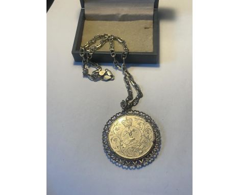 A SILVER NECKLACE WITH 1977 CROWN PENDANT 