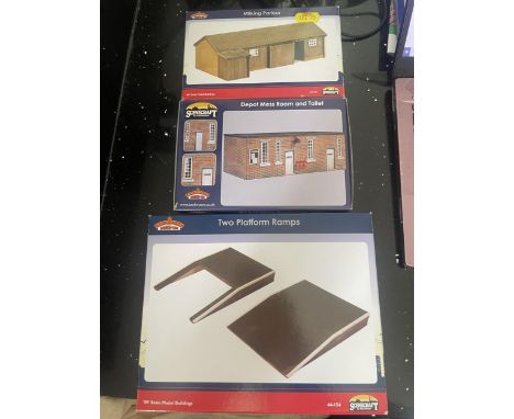 THREE 00 GAUGE SCENECRAFT BY BACHMANN MODELS TO INCLUDE A DEPOT MESS ROOM AND TOILET, MILKING PARLOUR AND TWO PLATFORM RAMPS 