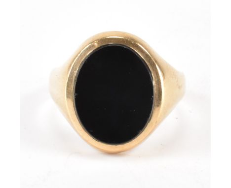 Vintage hallmarked 9ct gold onyx signet ring. The ring being set with an oval onyx on plain gold shoulders. Onyx measures app