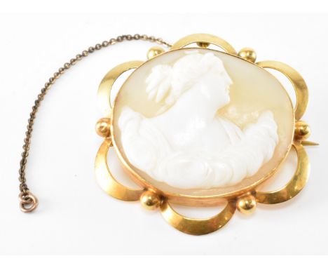 A 9ct gold 19th century Victorian cameo brooch. The oval brooch depicting the profile of a classical female figure in scallop