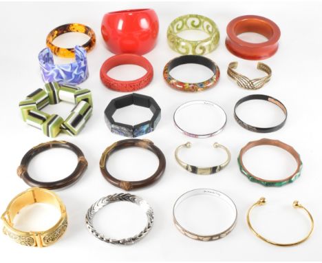 A selection of various bangles and vintage brooches. The lot comprises of seventeen bangles and bracelets to include three wo