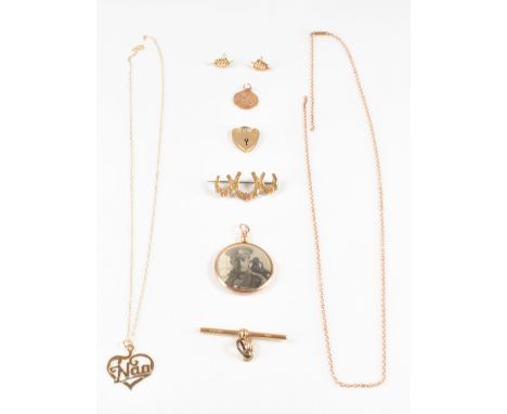 A selection of antique and later 9ct gold jewellery items to include a late Victorian bar brooch in the form of three horse s