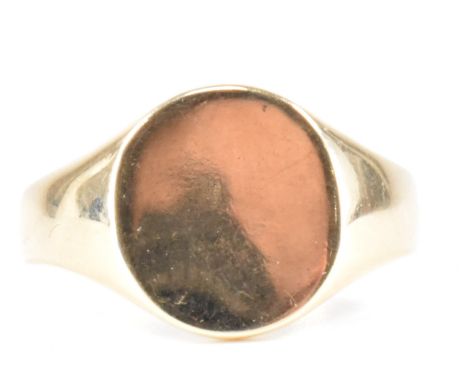 A hallmarked 9ct gold signet ring. The ring having a round unengraved head on a plain gold band. Assay marked Birmingham. Wei