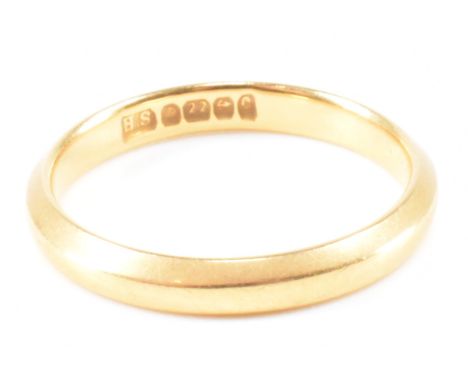 A 1940s hallmarked 22ct gold wedding band ring. Hallmarked Birmingham, 1940. Weight 2.6g. Size I.5 