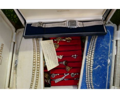 A collection of costume jewellery to include brooches, earrings, pearl style necklace, boxed casio watch etc ( 1 tray)