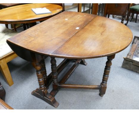 Early 20th Century oak gate leg drop leaf oval dining table 