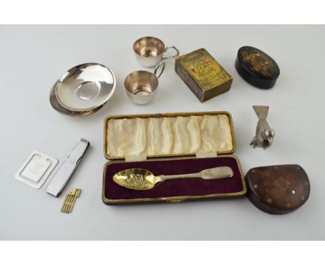 A mixed collection of items to include a cased sterling silver spoon with gilt wash interior (18.3 grams) together with a laq
