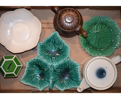 A collection of Wedgwood items to include Majolica items, Wedgwood Pennine tea pot and other similar items. (Qty)  All of fir